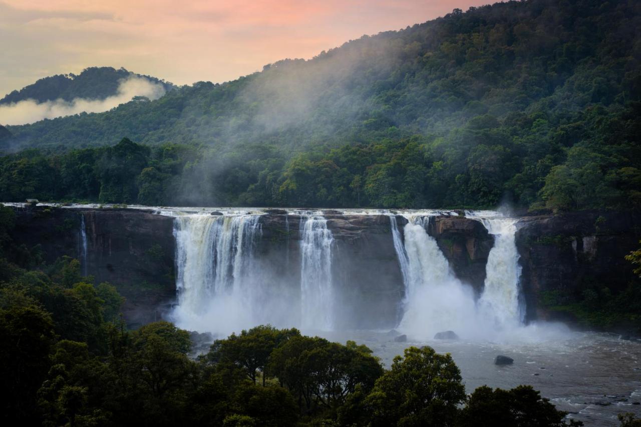 Bluemist Resorts Athirappilly Esterno foto